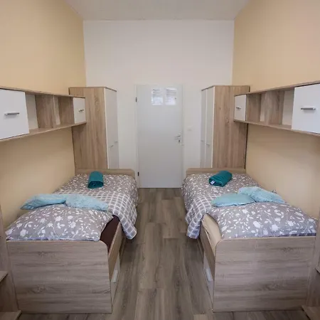 Minidorm In Heart Of Center Albergue *